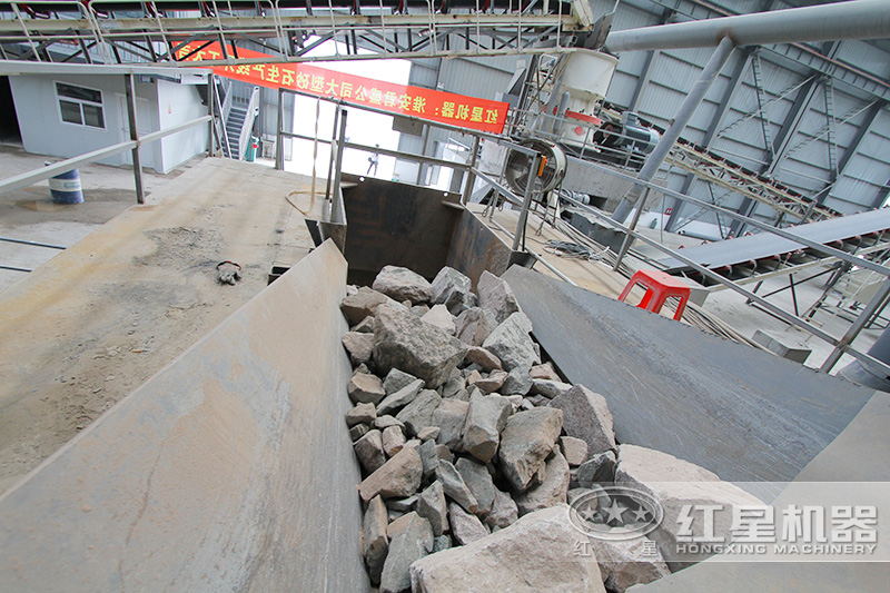 大塊石頭粉碎進料細節(jié)圖